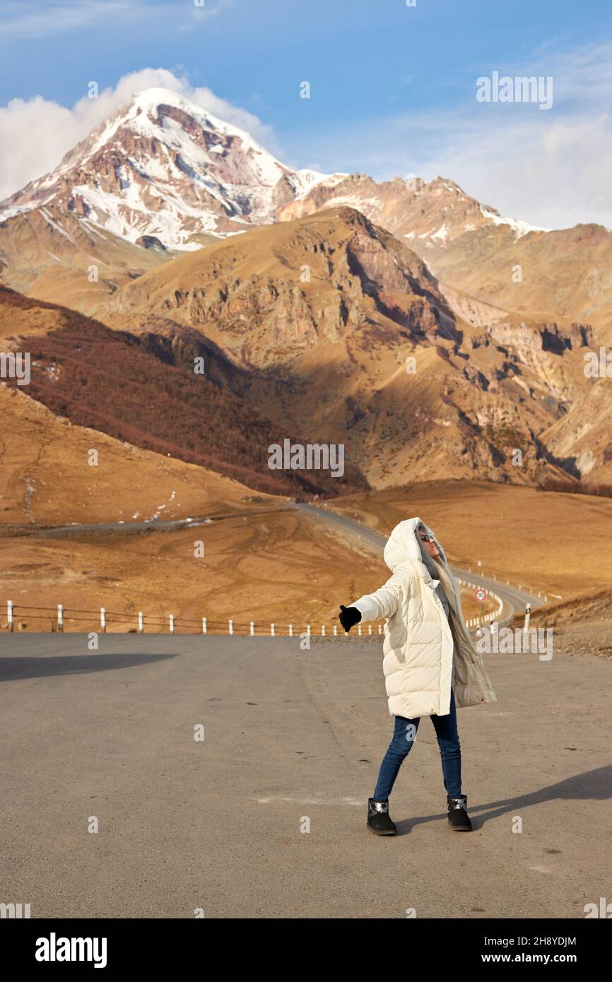Junge Hipster weibliche Reisende genießen die Reise. Das Abenteuer steht bevor... Stockfoto