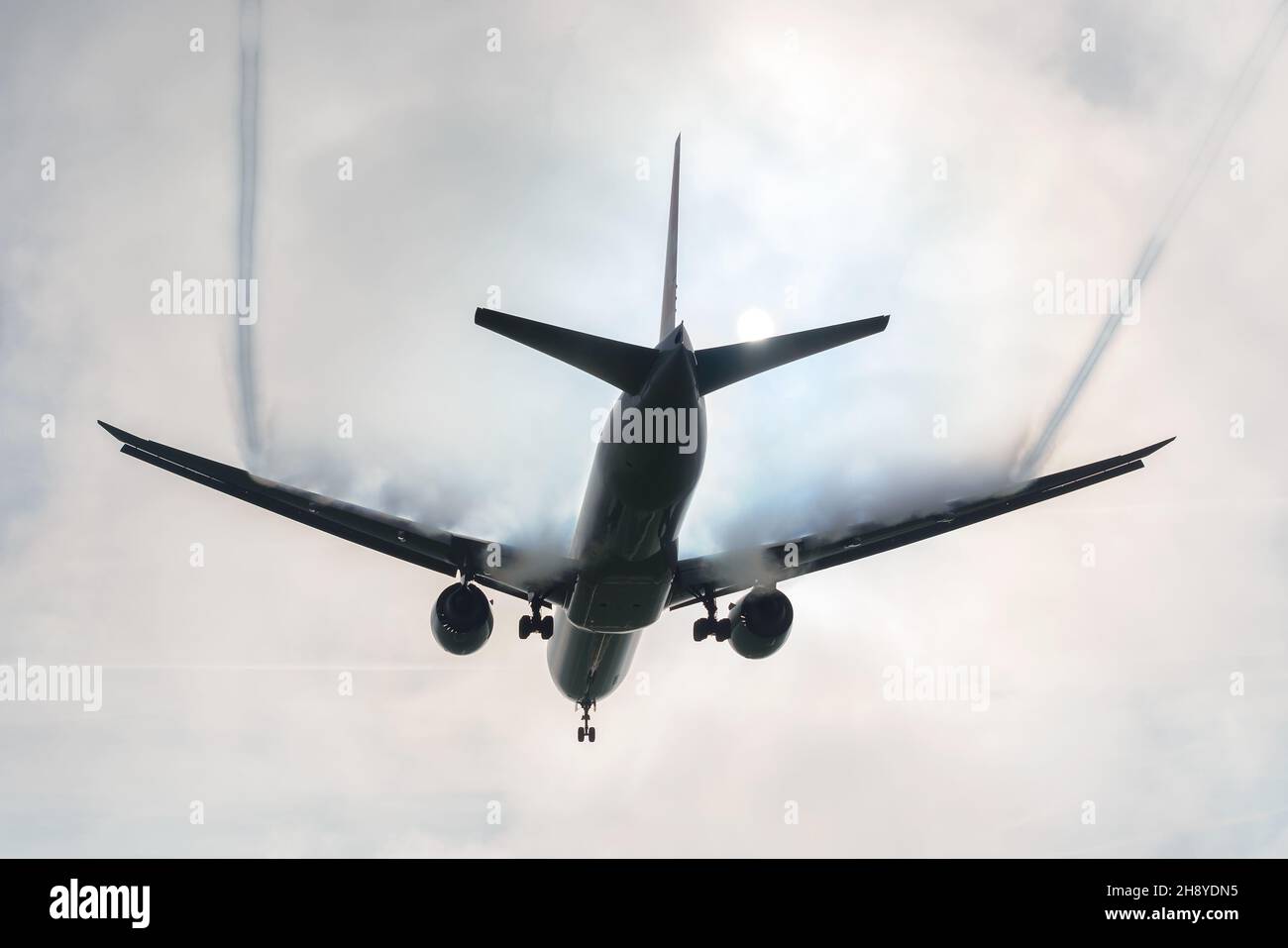 Flugzeuge im schweren Nebel mit Kondensation der Flügel und Luftwirbel. Die Aerodynamik der Luftfahrt wird im Flugzeug dargestellt, wobei die über den Flügelwehen kondensieren. Stockfoto