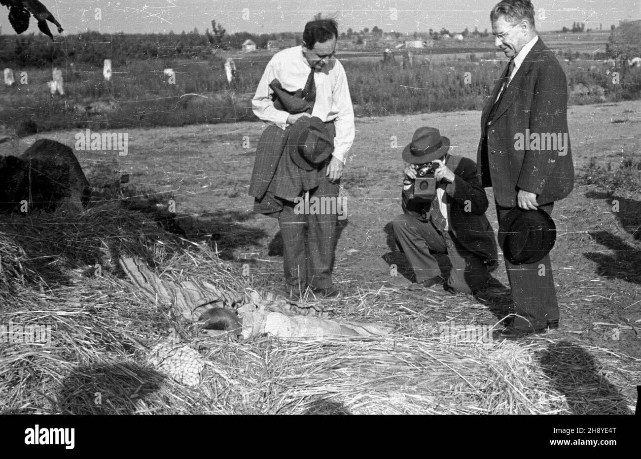 Okolice Warki, 1946.08.18. Wizyta delegacji Podkomisji ONZ do Spraw Odbudowy Gospodarczej Terenów Zniszczonych w pasie zniszczeñ pod Wark¹. ps/dl PAP/Jerzy Baranowski Warka, 18. August 1946. Delegierte der UN-Kommission für den wirtschaftlichen Aufbau zerstörter Gebiete betrachten zerstörte Gebiete in der Nähe von Warka. ps/dl PAP/Jerzy Baranowski Stockfoto