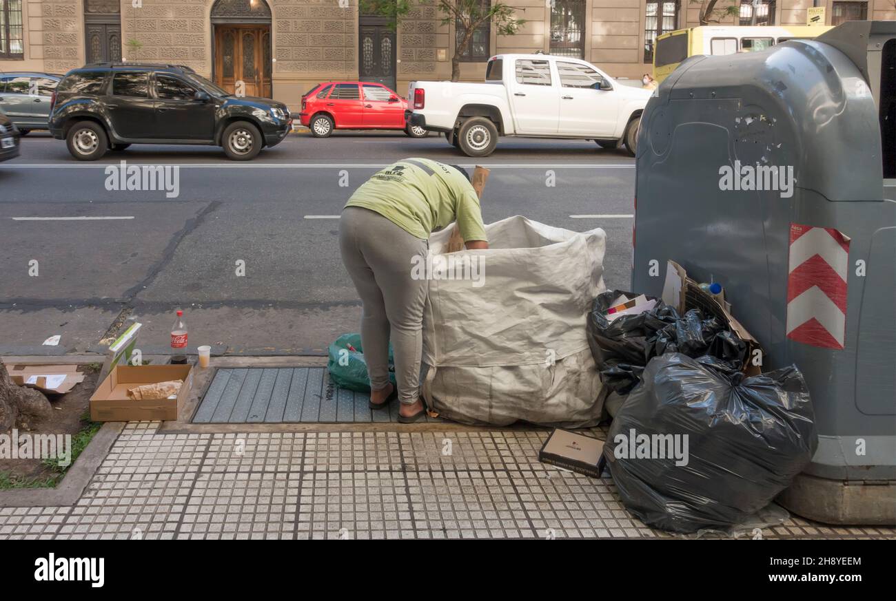 Frau, die in der Innenstadt von Buenos Aires, Argentinien, auf der Straße nach Müll wühlte Stockfoto
