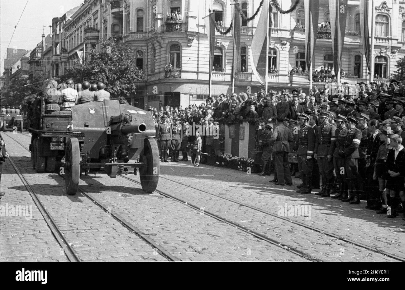 Bydgoszcz, 1946-09-01. W obchodzonym uroczyœcie dniu œwiêta Lotnictka Polskiego odbywa³o siê jednoczeœnie zamkniêcie obchodów 600 lecia istnienia Bydgoszczy. Fina³owym akcentem by³a wielka defilada oddzia³ów Wojska Polskiego, któr¹ przyj¹³ marsza³ek Micha³ Rola-¯ymierski. NZ. za³oga dzia³a artleryjskiego przeje¿d¿a przed trybun¹ honorow¹. mw PAP Bydgoszcz, 1. September 1946. Der Tag der polnischen Luftfahrt fiel mit den Feierlichkeiten anlässlich des 600th-jährigen Bestehens von Bydgoszcz zusammen. Die Feierlichkeiten endeten mit einer Gala-Parade der polnischen Streitkräfte vor dem polnischen Marschall Michal Rola-Zymierski. Pictu Stockfoto