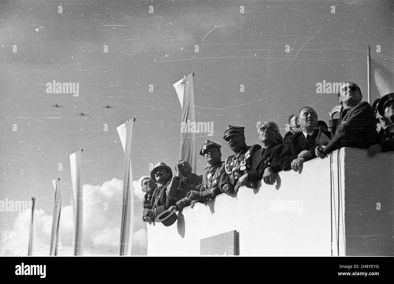 Bydgoszcz, 1946-09-01. Œwiêto Lotnictka Polskiego zbieg³o siê z zakoñczeniem obchodów 600 lecia istnienia Bydgoszczy. Zorganizowane z rozmachem podniebne pokazy zgromadzi³y ok. 100 tys. widzów. NZ. na trybunie honorowej m.in.: Minister lasów Stanis³aw Tkaczow (2L), Minister informacji i propagandy Stefan Matuszewski (3L), marsza³ek Micha³ Rola-¯ymierski (4L). mw PAP Bydgoszcz, 1. September 1946. Der Tag der polnischen Luftfahrt fiel mit dem Abschluss der Feierlichkeiten zum 600th-jährigen Bestehen von Bydgoszcz zusammen. Eine ähnliche Flugshow zog etwa 100.000 Zuschauer an. In der Box Forstminister Stanisl Stockfoto