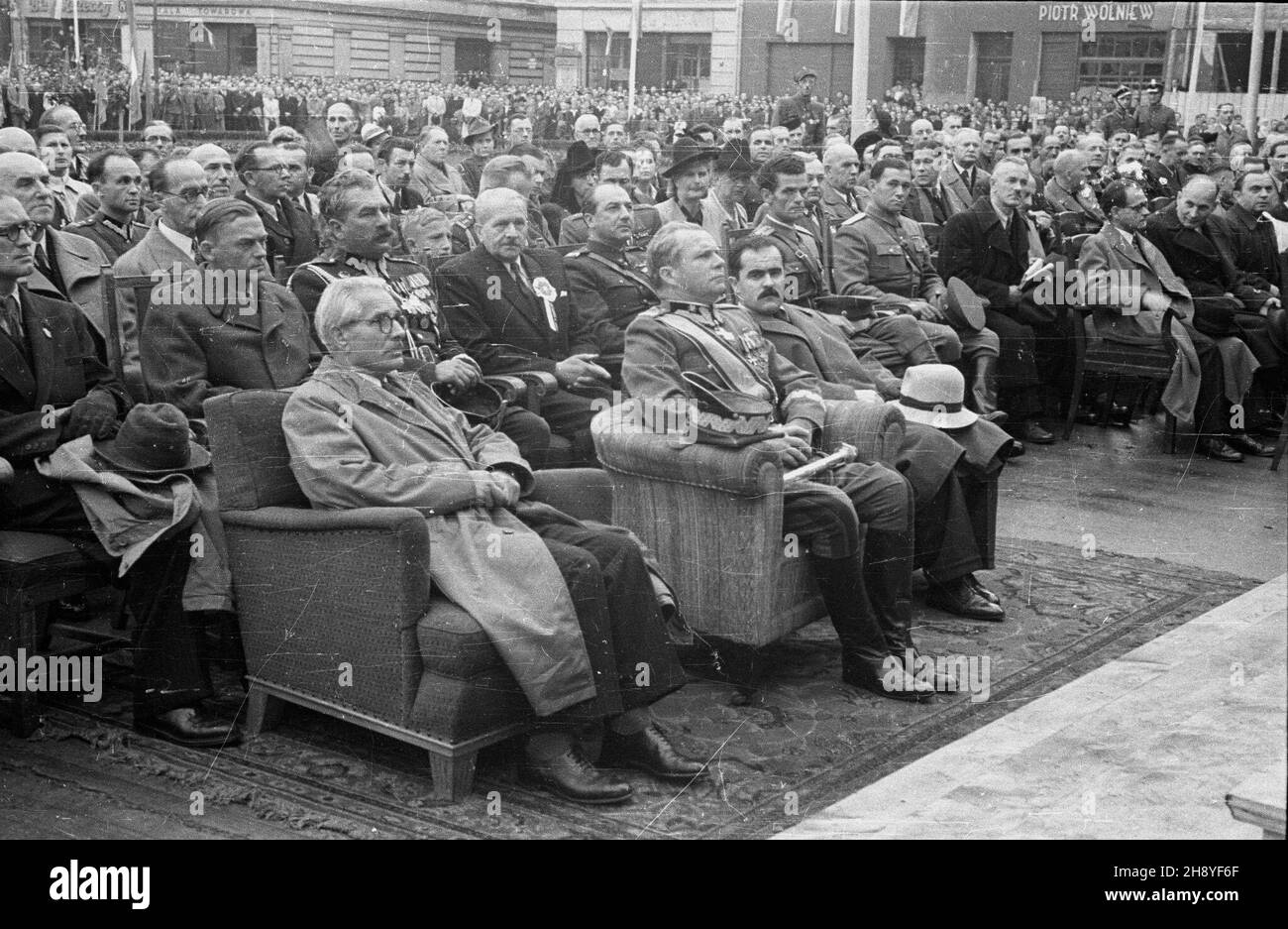 Bydgoszcz, 1946-09-01. W obchodzonym uroczyœcie dniu Œwiêta Lotnictka Polskiego odbywa³o siê jednoczeœnie zamkniêcie obchodów 600 lecia Bydgoszczy. Zorganisowano m.in. Pokazy podniebne, defiladê wojskow¹ i pochód. NZ. uroczystoœæ na Starym Rynku. Na pierwszym planie, siedz¹ od lewej: wojewoda pomorski Wojciech Wojewoda, marsza³ek Micha³ Rola-¯ymierski, Minister lasów Stanis³aw Tkaczow. mw PAP Bydgoszcz, 1. September 1946. Die Feierlichkeiten zum Tag der Luftfahrt fielen mit einer Zeremonie zusammen, die die Feierlichkeiten zum 600th-jährigen Bestehen der Stadt abwickelte. Die Airshow zog etwa 100,00 Menschen an. Luftansteuerung Stockfoto