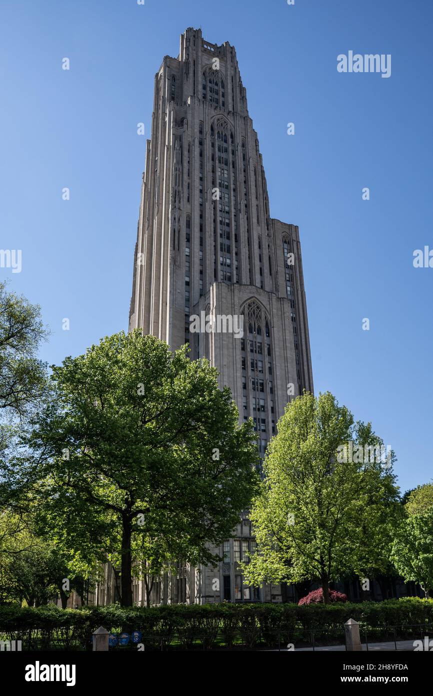 Pittsburgh, Pennsylvania-May 13, 2021: Cathedral of Learning ist ein 42-stöckiges Hochhaus auf dem Campus der University of Pittsburgh. Stockfoto
