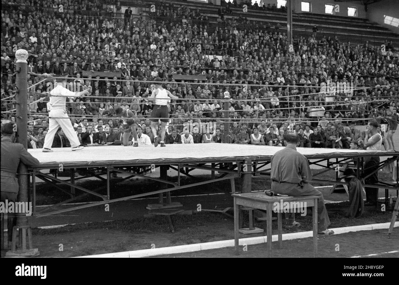 Warszawa, 1946-09-11. Zawody sportowe o puchar Wojska Polskiego na stadionie klubu sportowego Legia. NZ. Mecz bokserski. po/mgs PAP Warschau, 11. September 1946. Der polnische Armeecup im Stadion des Sportvereins Legia. Bild: Ein Boxkampf. po/mgs PAP Stockfoto