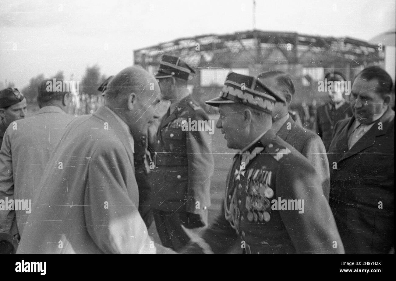 Opole, 1946-09-16. Ogólnopolskie uroczystoœci do¿ynkowe. Nz. W³adys³aw Gomu³ka (L) wita siê z genera³ami. po/gr PAP/Jerzy Baranowski Opole, 16. September 1946. Nationale Erntefeiern. Im Bild: Wladyslaw Gomulka (links) begrüßt Generäle. po/gr PAP/Jerzy Baranowski Stockfoto