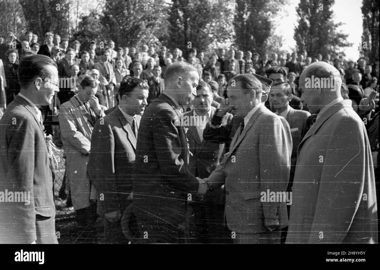 Opole, 1946-09-16. Ogólnopolskie uroczystoœci do¿ynkowe. NZ. na pierwszym planie, od prawej: W³adys³aw Gomu³ka, Boles³aw Bierut, Stanis³aw Janusz, z lewej Aleksander Zawadzki. po/gr PAP/Jerzy Baranowski Opole, 16. September 1946. Nationale Erntefeiern. Bild: In der Mitte, von rechts Wladys³aw Gomulka, Boles³aw Bierut, Stanislaw Janusz, von links Aleksander Zawadzki. po/gr PAP/Jerzy Baranowski Stockfoto