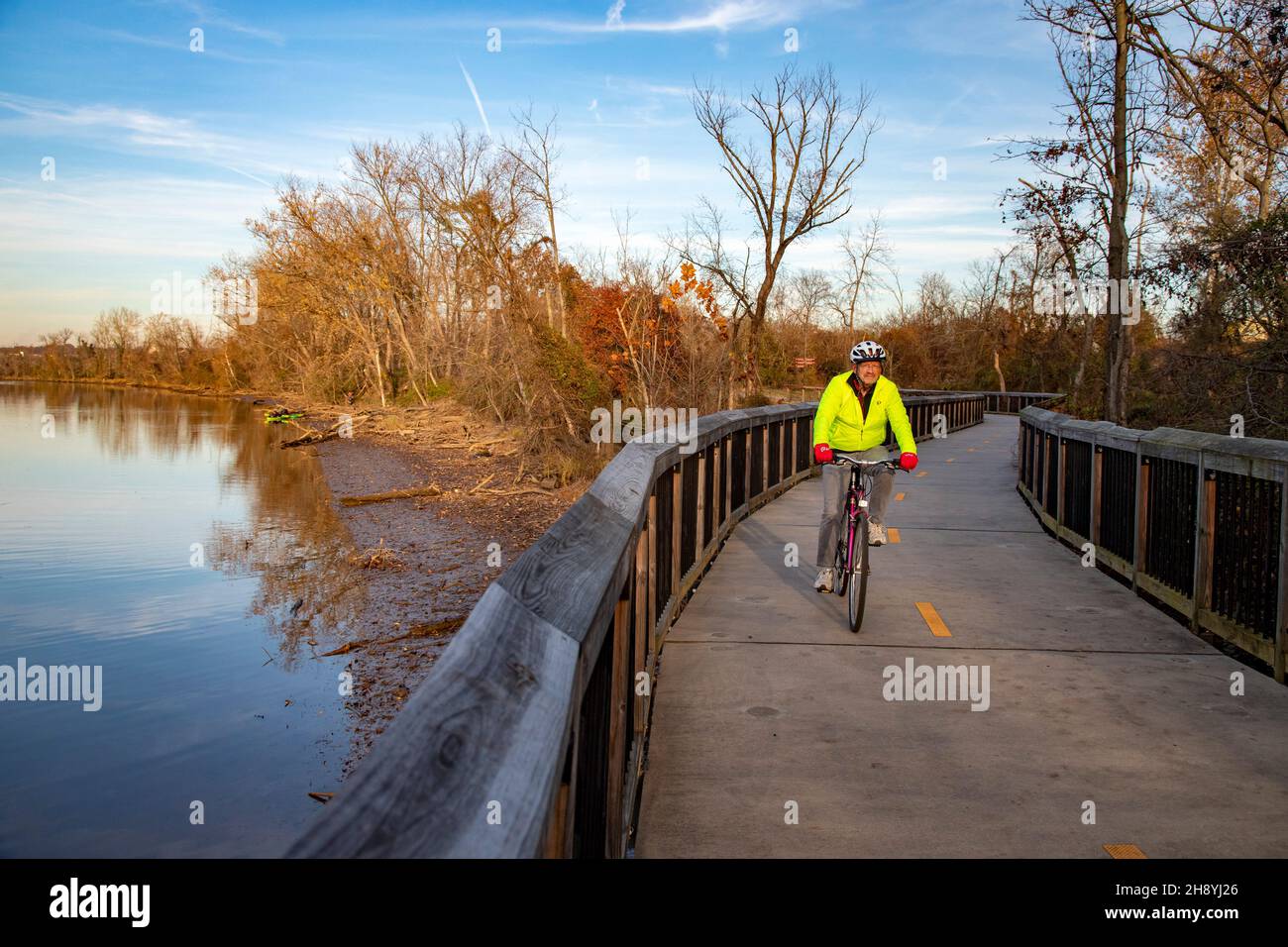 Washington, DC - John West, 75, fährt mit dem Fahrrad auf dem ausgedehnten Netz von Wanderwegen entlang des Anacostia River in Washington und dem Vorort Maryland Stockfoto