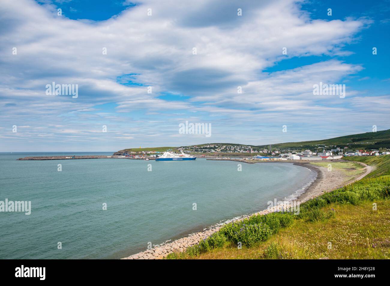 Blick über die Küste der Stadt Husavik im Norden Islands Stockfoto