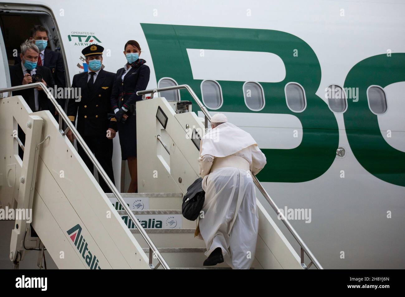 Papst Franziskus sah während der Veranstaltung die Leiter des Flugzeugs klettern. Papst Franziskus verließ den Internationalen Flughafen Leonardo Da Vinci in Fiumicino, Rom, um auf die Apostolische Reise nach Zypern und Griechenland zu gehen. Papst Franziskus fliegt zum ersten Mal mit der neuen italienischen Fluggesellschaft ‘ITA Airways', das Flugzeug trägt die Lackierung des neuen Unternehmens, das die Inschrift auf dem Rumpf mit den Worten ‘geboren 2021' trägt, um den Beginn des Flugbetriebs zu feiern, der am 15. Oktober 2021 stattfand. (Foto von Stefano Costantino/SOPA Images/Sipa USA) Stockfoto