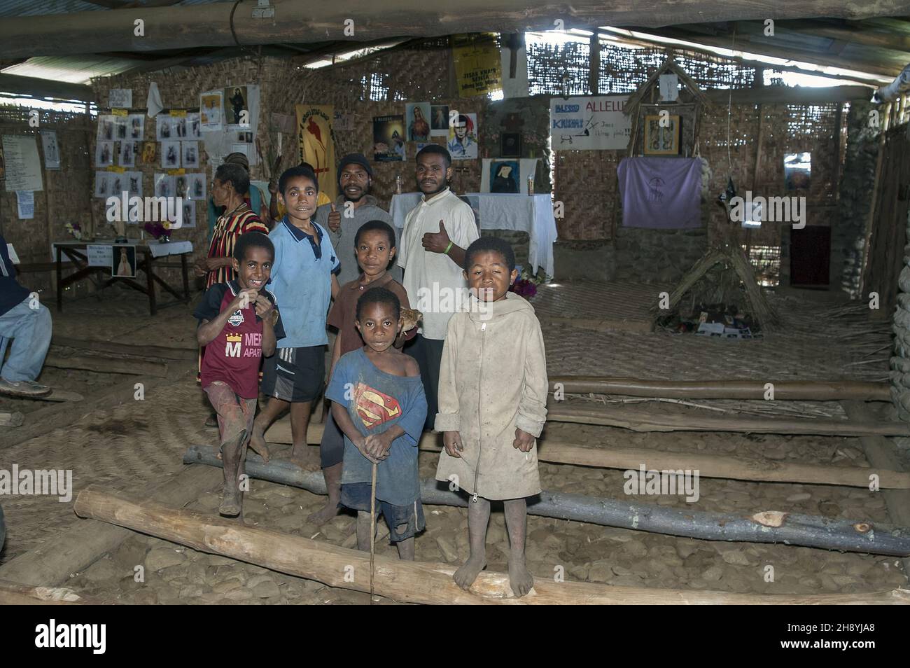 Papua-Neuguinea; Goroka die katholische Missionsstation von Namta (Mefenga), die von den Missionaren der Heiligen Familie geleitet wird. Missionskapelle im Inneren Stockfoto