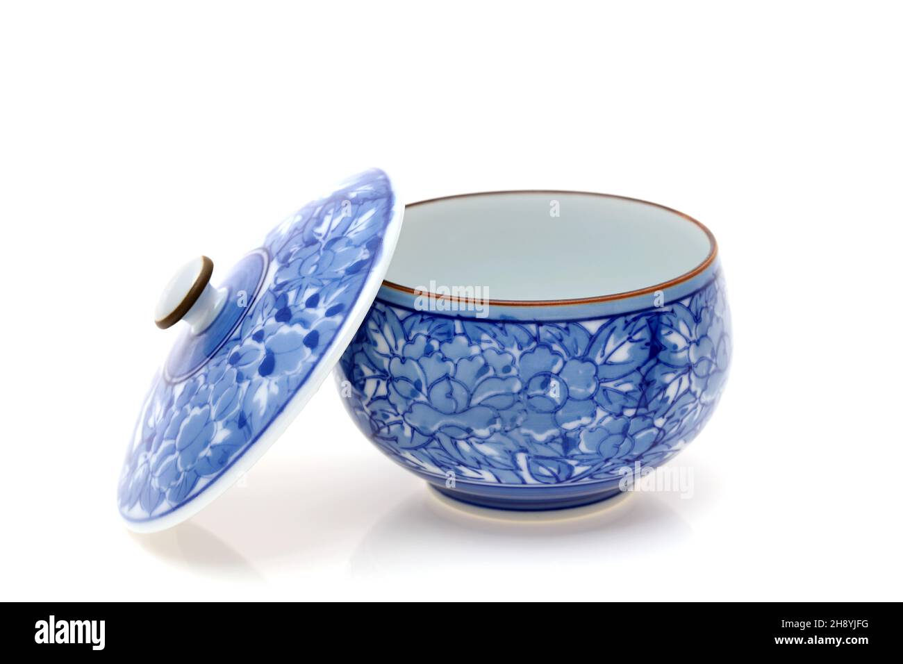Nahaufnahme einer Tasse aus Keramik für Tee auf weißem Hintergrund Stockfoto