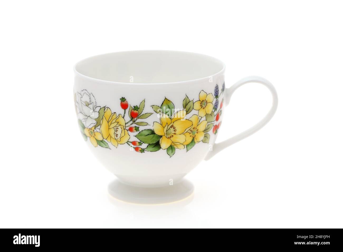 Traditionelle Porzellan Teetasse isoliert auf weißem Hintergrund Stockfoto