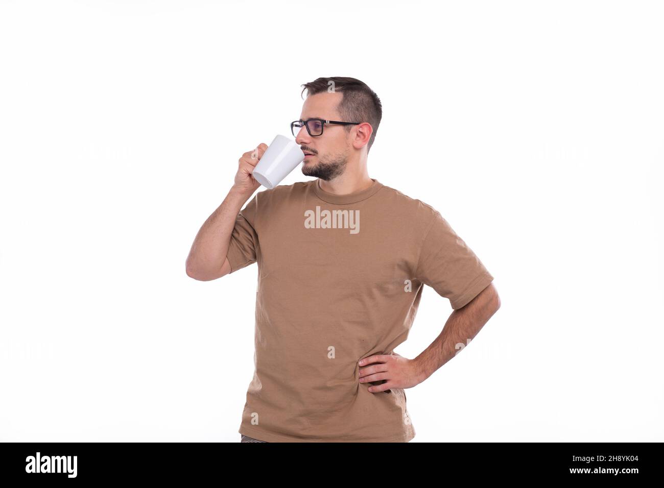 Mann trinkt Kaffee aus der Tasse. Mann mit Tasse in den Händen. Stockfoto