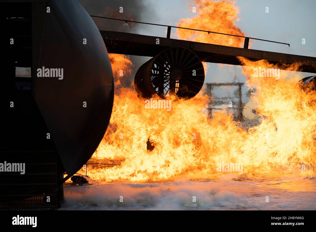 Ein in sich geschlossenes Düsentreibstofffeuer, das während eines 10-tägigen Kurses mit der Silberflagge verwendet wurde, brennt um eine Flugzeugtrainingsstruktur auf der Tyndall Air Force Base, Florida, am 4. November 2021. Die 823rd Rapid Engineer Deployable Heavy Operational Repair Squadron Engineer Squadron Detachment 1 ist der einzige Standort der Luftwaffe, an dem Feuerwehrleute berechtigt sind, mit Treibstoff zu trainieren und Schaum zu verwenden, da sie krebserregende Elemente enthalten und die Feuerstelle vollständig eingedämmt ist. (USA Luftwaffe Foto von Airman 1st Klasse Tiffany Preis) Stockfoto
