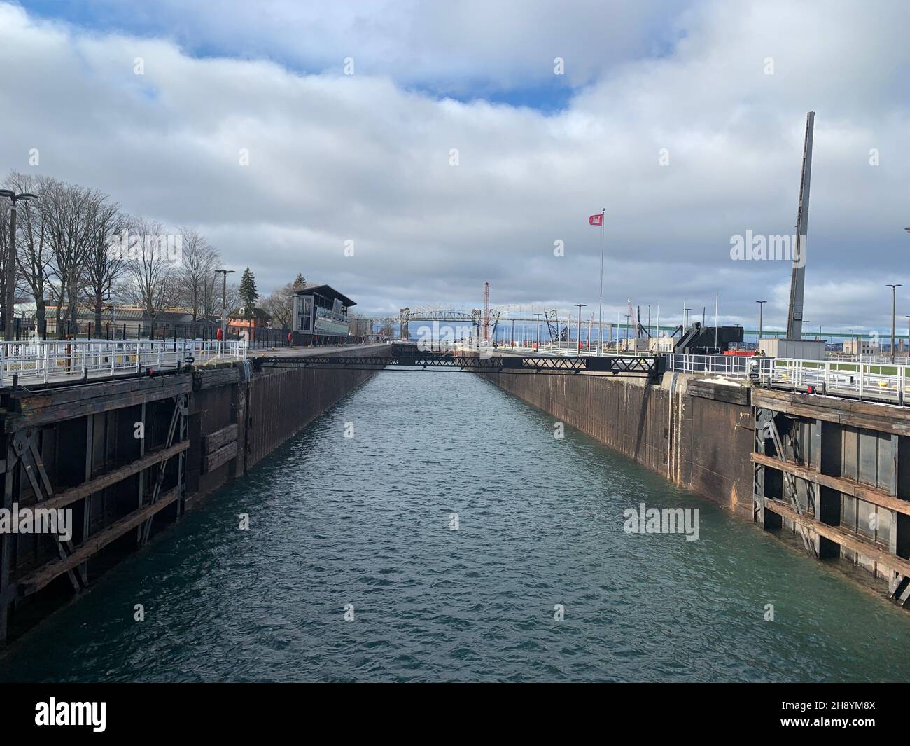 Die Soo Locks’ MacArthur Lock wird in der Nähe von Schiffsverkehr 7:00 Uhr 15. Dezember 2021 bis 12:01 Uhr 30. April 2022, um kritische Wartung durchzuführen. Stockfoto