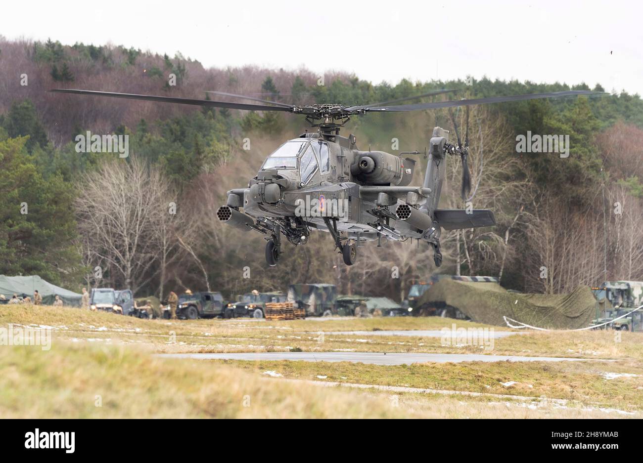 Die AH-64 Apache-Hubschrauber landen am 01. Dezember 2021 auf dem Ausbildungsgebiet Hohenfels, Deutschland, um an der Combined Resolve XVI (CbRXVI) teilzunehmen. 12 CAB ist die einzige dauerhafte, vorausschauende Luftverkehrsbrigade in Europa, die US- und NATO-Operationen unterstützt. CBR XVI bewertet und bewertet die Fähigkeit des Geräts, in einem komplexen, multidomänenbasierten simulierten Schlachtfeld zu arbeiten. Stockfoto