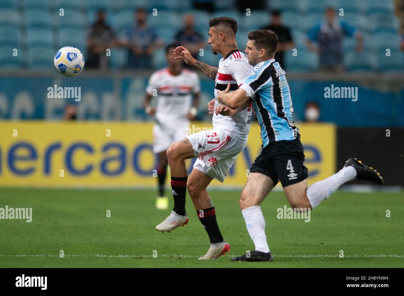 Walter Kannemann do Grêmio disputa o lance com Emiliano Rigoni do São ...