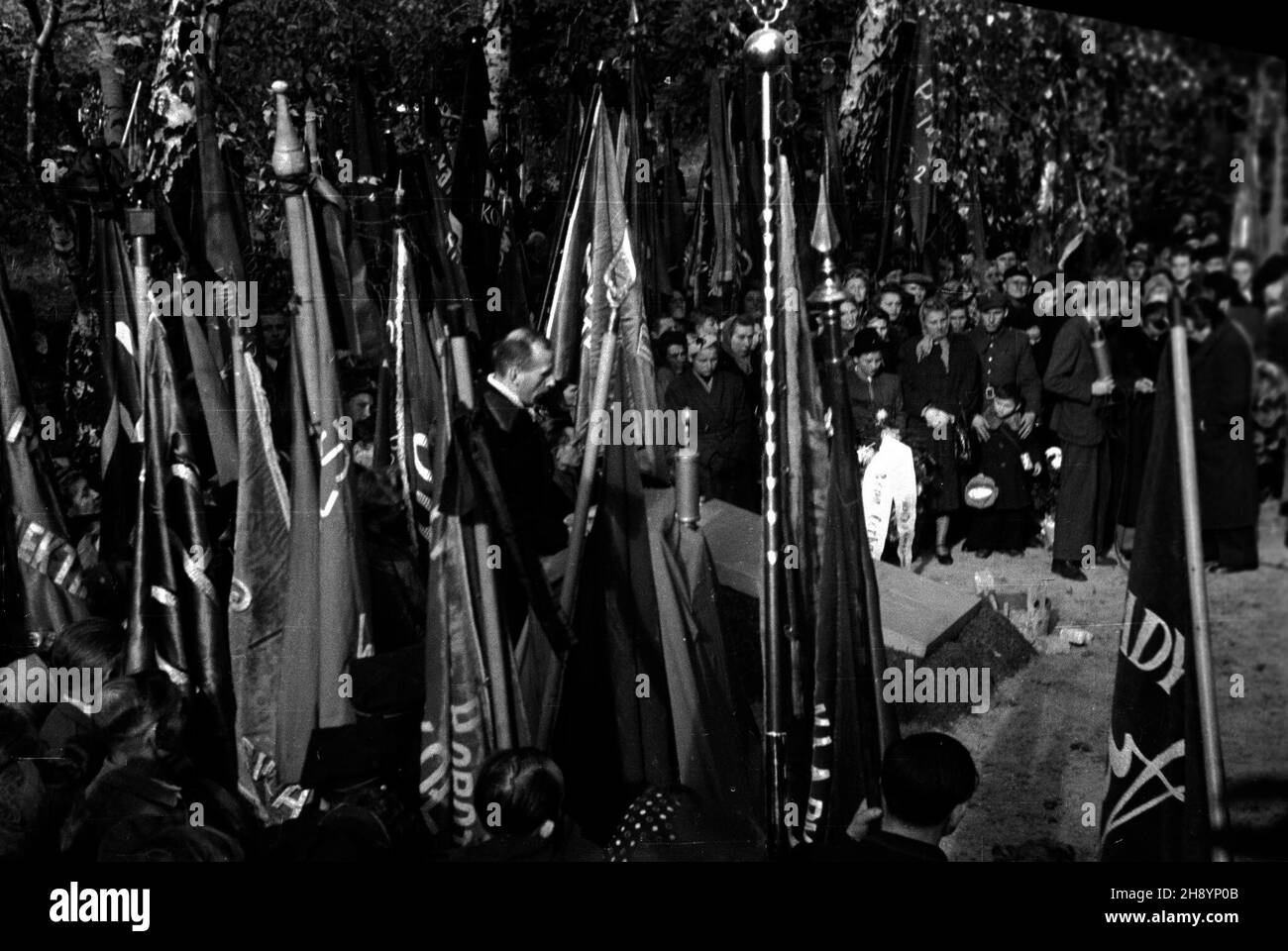 Warszawa, 1946-10-16. Uroczyste ods³oniêcie tablicy upamiêtniaj¹cej ofiary zbiorowej egzekucji przeprowadzonej przez Niemców w okupowanej Warszawie. NZ. Przemawia Zenon Kliszko. po/gr PAP/Stanis³aw D¹browiecki Warschau, 16. Oktober 1946. Enthüllung einer Gedenktafel zur Erinnerung an eine Massenexekution, die von Deutschen im besetzten Warschau durchgeführt wurde. Im Bild: Zenon Kliszko spricht. po/gr PAP/Stanislaw Dabrowiecki Stockfoto