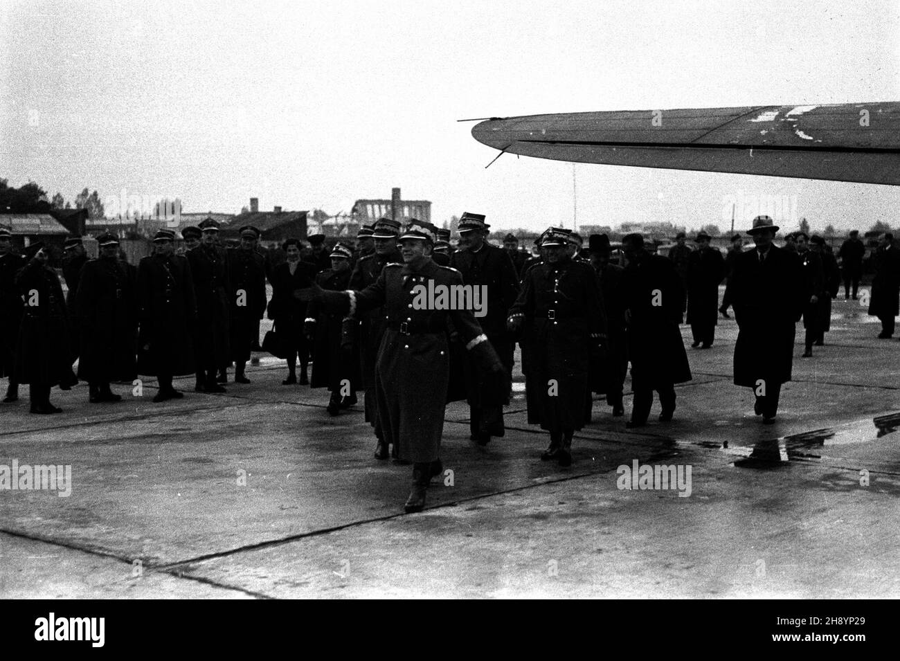 Warszawa, 1946-10-18. Ceremonia po¿egnania Boles³awa Bieruta i Micha³a Roli-¯ymierskiego przed odlotem do Belgradu. NZ. na pierwszym planie marsza³ek Micha³ Rola-¯ymierski. po/gr PAP/Stanis³aw D¹browiecki Warschau, 18. Oktober 1946. Eine Abschiedszeremonie für Boleslaw Bierut und Michal Rola-Zymierski vor der Abfahrt nach Belgrad. Im Bild: Im Vordergrund Marschall Michal Rola-Zymierski. po/gr PAP/Stanislaw Dabrowiecki Stockfoto