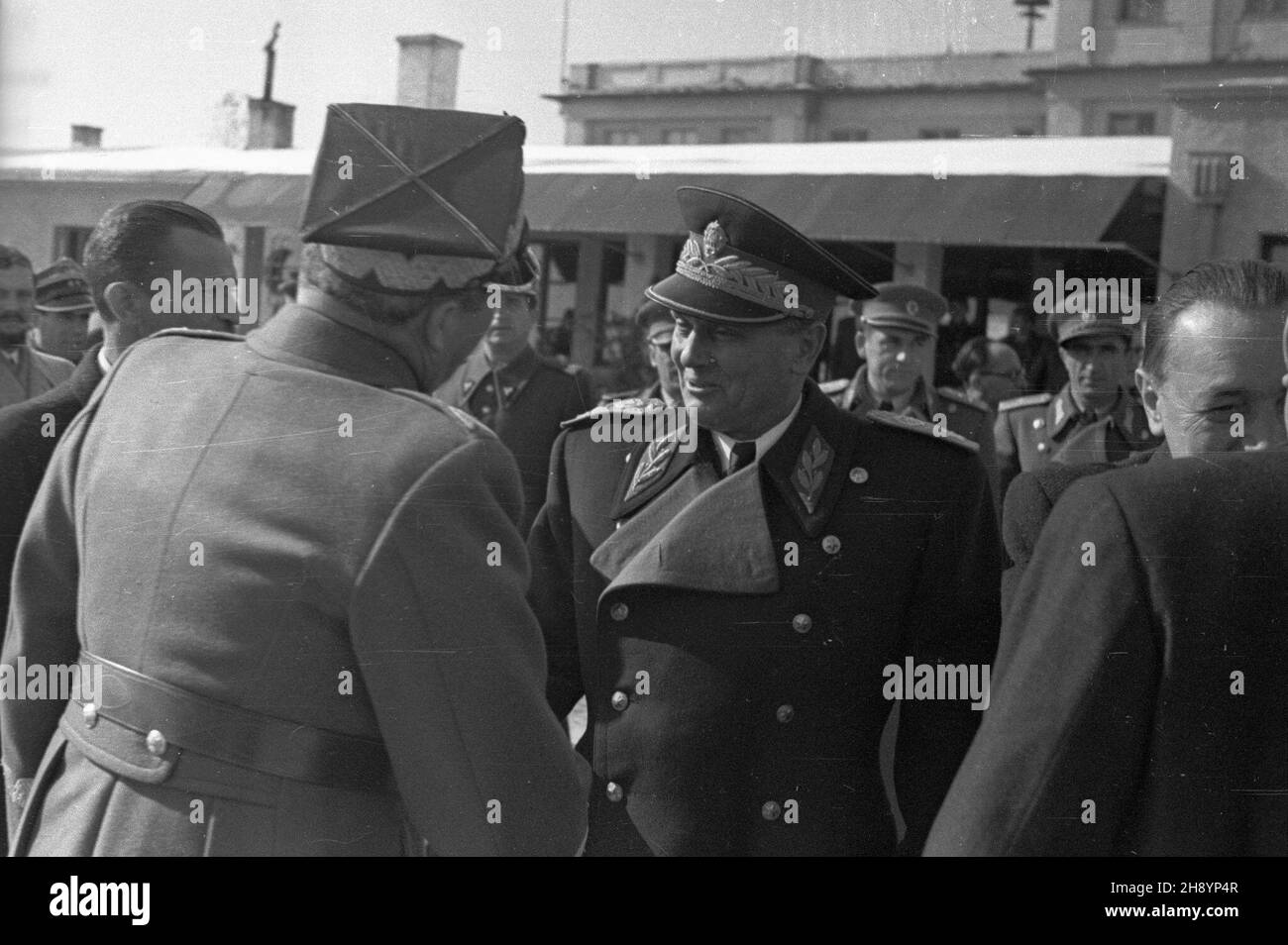 Belgrad, 1946-10-18. Rewizyta Boles³awa Bieruta i marsza³ka Micha³a Roli-¯ymierskiego w Jugos³awii w dniach 18-25 paŸdziernika. NZ. marsza³ek Micha³ Rola-¯ymierski (L) oraz Premier i Minister obrony narodowej Jugos³awii Josip Broz-Tito (C) na lotnisku. mw PAP/Jerzy Baranowski Belgrad, 18. Oktober 1946. Ein Rückkehrbesuch des Chefs des Polnischen Nationalrats (KRN) Boleslaw Bierut und Marschall Michal Rola-Zymierski am 18. Und 25. Oktober in Jugoslawien. Im Bild: marschall Michal Rola-Zymierski (links) und Jugoslawiens Premierminister und nationaler Verteidigungsminister Josip Broz-Tito (Mitte) am Flughafen. mw PAP/Jer Stockfoto