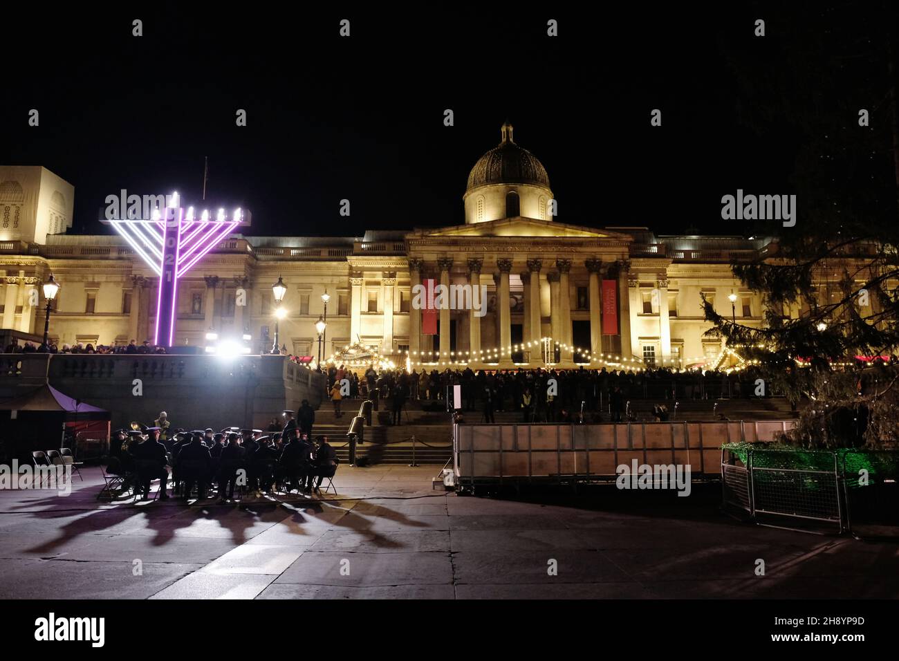 London, Großbritannien, London, Großbritannien, 2nd. Dez., 2021 fand die Beleuchtung des Weihnachtsbaums auf dem Trafalgar Square mit Hunderten von Schaustellern in einer jährlichen Zeremonie statt, die seit 1947 stattfand. Die Fichte, die mit einer Höhe von 24m m groß ist, wurde von norwegischen Förstern gezüchtet und als Symbol für die anhaltende Freundschaft zwischen Norwegen und den Ländern Großbritannien für die militärische Unterstützung während des Zweiten Weltkriegs gedankt. Kredit: Elfte Stunde Phorographie/Alamy Live Nachrichten Stockfoto