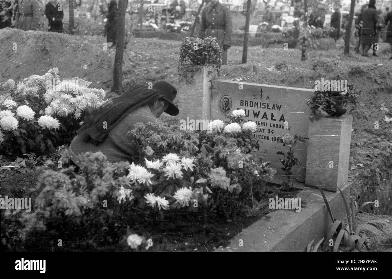 Warszawa, 1946-11-01. Dzieñ Wszystkich Œwiêtych na Cmentarzu Wojskowym na Pow¹zkach. W czasie specjalnej uroczystoœci pochowano zw³oki 300 ekshumowanych ¿o³nierzy 1 Armii Wojska Polskiego poleg³ych w walce o Pragê. NZ. grób ¿o³nierza Armii Ludowej. ka PAP/Stanis³aw D¹browiecki Warschau, 1. November 1946. Allerheiligen auf dem Powazki Militärfriedhof. Während einer besonderen Zeremonie wurden 300 exhumiert Leichen der Soldaten der 1st Armee der polnischen Armee, die in Kämpfen für den Bezirk Praga gefallen sind, begraben. Im Bild: Ein Grab eines Soldaten der Volksarmee. ka PAP/Stanislaw Dabrowiecki Stockfoto