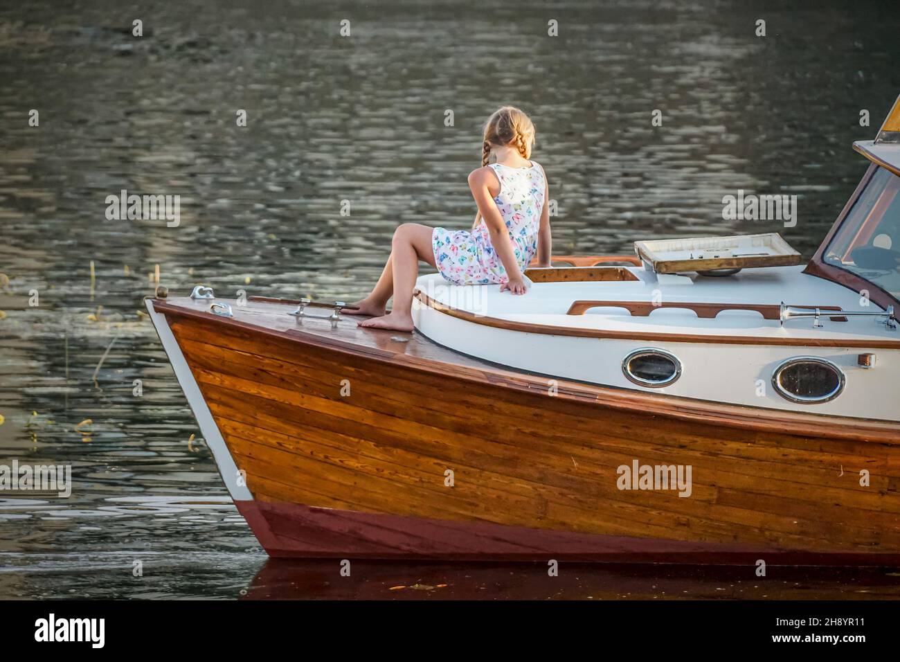 Ein Mädchen am Vorderrand einer Yacht. Stockfoto