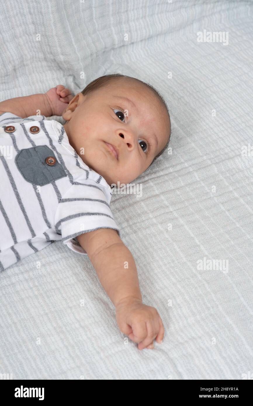 2 Monate altes Baby Neugeborene Reflex Tonic Hals Fencing Reflex Nahaufnahme Stockfoto