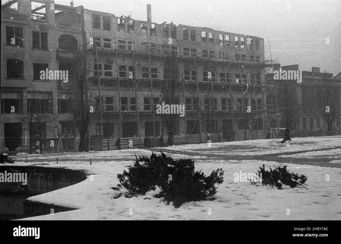 Poznañ, 1946-11. Odbudowa zniszczonych w czasie II wojny œwiatowej kamienic przy pó³nocnej stronie placu Wolnoœci. W g³êbi, z prawej gmach Biblioteki Raczyñskich. wb PAP/J. ¯yszkowski Dok³adny dzieñ wydarzenia nieustalony. Posen, 1946. November. Der Wiederaufbau von kriegszerstörten Mietshäusern auf der Nordseite des Wolnosci-Platzes. Im Hintergrund rechts das Gebäude der Raczynskis Library. wb PAP/J. Zyszkowski Stockfoto