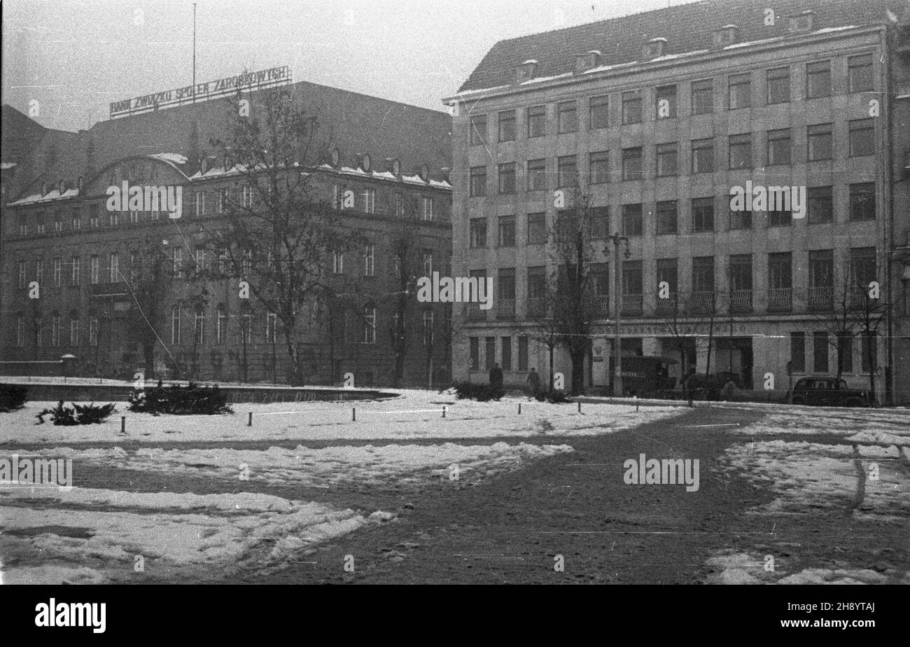 Poznañ, 1946-11. Budynki przy pó³nocnej Stronie placu Wolnoœci. NZ. z prawej Bank Gospodarstwa Krajowego, z lewej Bank Zwi¹zku Spó³ek Zarobkowych. wb PAP/J. ¯yszkowski Dok³adny dzieñ wydarzenia nieustalony. Posen, 1946. November. Gebäude auf der Nordseite des Wolnosci-Platzes. Auf dem rechten Ufer Gospodarstwa Krajowego, auf dem linken Ufer Zwiazku Spolek Zarobkowych. wb PAP/J. Zyszkowski Stockfoto