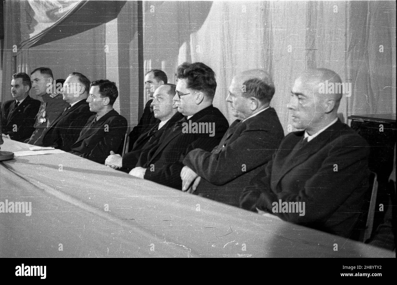 Warszawa, 1946-11-07. Uroczysta akademia w sali teatru Roma (ul. Nowogrodzka 49) z okazji Œwiêta Pañstwowego Narodów ZSRR upamiêtniaj¹cego 29 rocznicê Wielkiej Rewolucji PaŸdziernikowej (25 paŸdziernika 1917 r.). NZ. w prezydium m.in. od prawej Józef Cyrankiewicz pose³ do KRN; marsza³ek sejmu W³adys³aw Kowalski; ambasador ZSRR Wiktor Lebiediew; pisarz i dramaturg, wiceminister kultury i sztuki Leon Kruczkowski; przewodnicz¹cy Komisji Centralnej Zwi¹zków Zawodowych Warch Kazimierz Witaszewski, comeminj zamsewicz Wac³aw; barikwewski Warwskij warz cz³onek Stockfoto