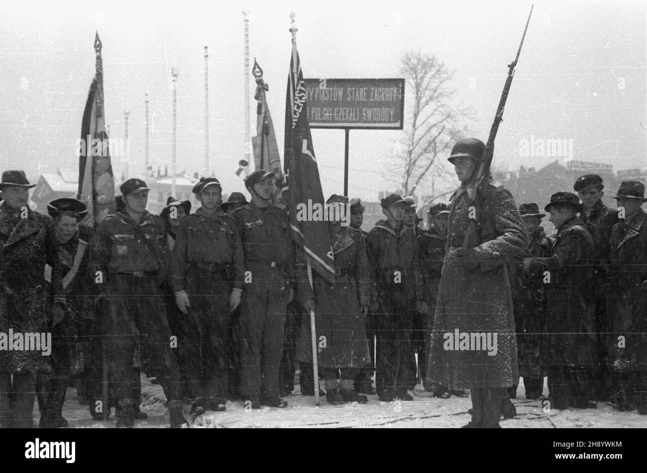 Warszawa, 1946-11-09. Kongres Polaków Autochtonów z Ziem Odzyskanych. Uroczystoœci przed Grobem Nieznanego ¯o³nierza na placu Zwyciêstwa. NZ. grupa autochtonów z Ziemi Lubuskiej, widoczny transparent z napisem: My Piastów Stare zagrotty do Polski czekali swobody. uu PAP/Stanis³aw D¹browiecki Warschau, 9. November 1946. Kongress der Autochtonpolen aus den wiedergewonnenen Gebieten. Zeremonien vor dem Grab des unbekannten Soldaten auf dem Zwyciestwa-Platz. Im Bild: Eine Gruppe von Autochtonen aus der Region Lubuski. uu PAP/Stanislaw Dabrowiecki Stockfoto