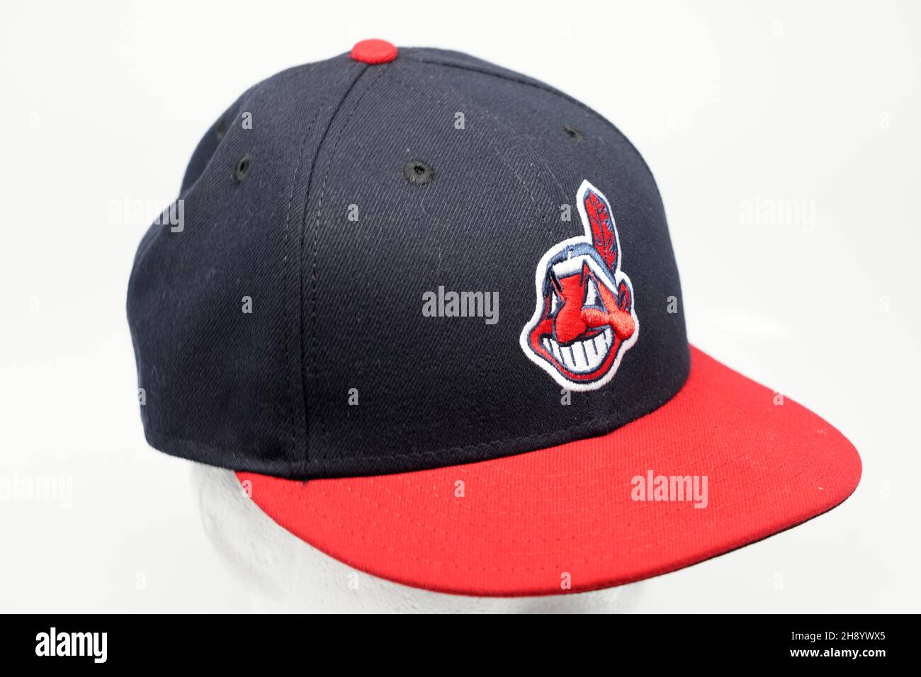 Eine Baseballmütze der Cleveland Indians mit einem Chief Wahoo Logo, Donnerstag, 2. Dezember 2021. Das Maskottchen-Logo wurde von 1951 bis 2018 von den Indianern (Guardians) verwendet. Stockfoto