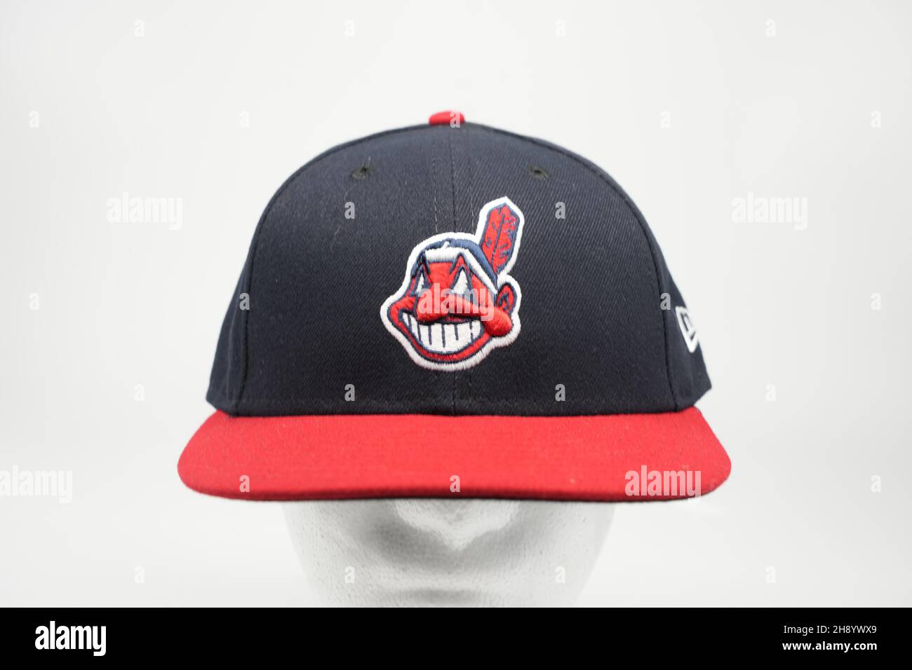Eine Baseballmütze der Cleveland Indians mit einem Chief Wahoo Logo, Donnerstag, 2. Dezember 2021. Das Maskottchen-Logo wurde von 1951 bis 2018 von den Indianern (Guardians) verwendet. Stockfoto