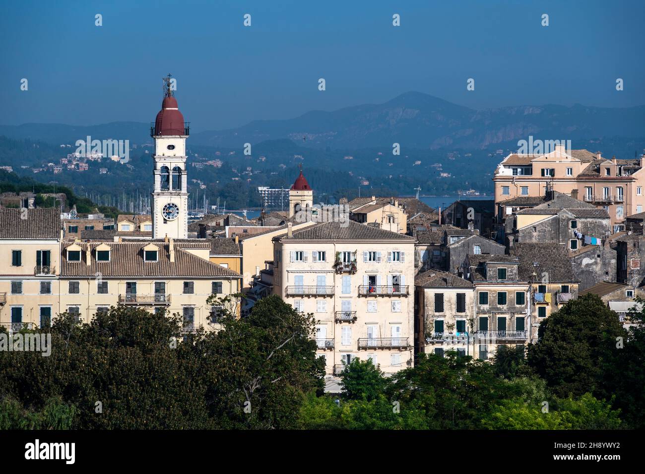 Blick von der alten Festung der Altstadt von Korfu und der Uhr und dem Glockenturm von St. Spyridon Stockfoto