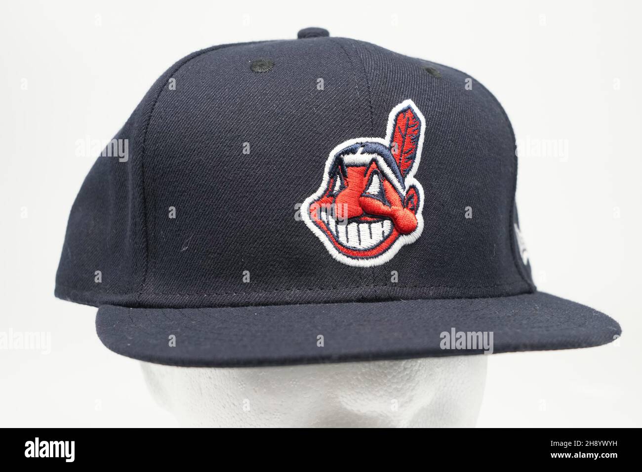 Eine Baseballmütze der Cleveland Indians mit einem Chief Wahoo Logo, Donnerstag, 2. Dezember 2021. Das Maskottchen-Logo wurde von 1951 bis 2018 von den Indianern (Guardians) verwendet. Stockfoto