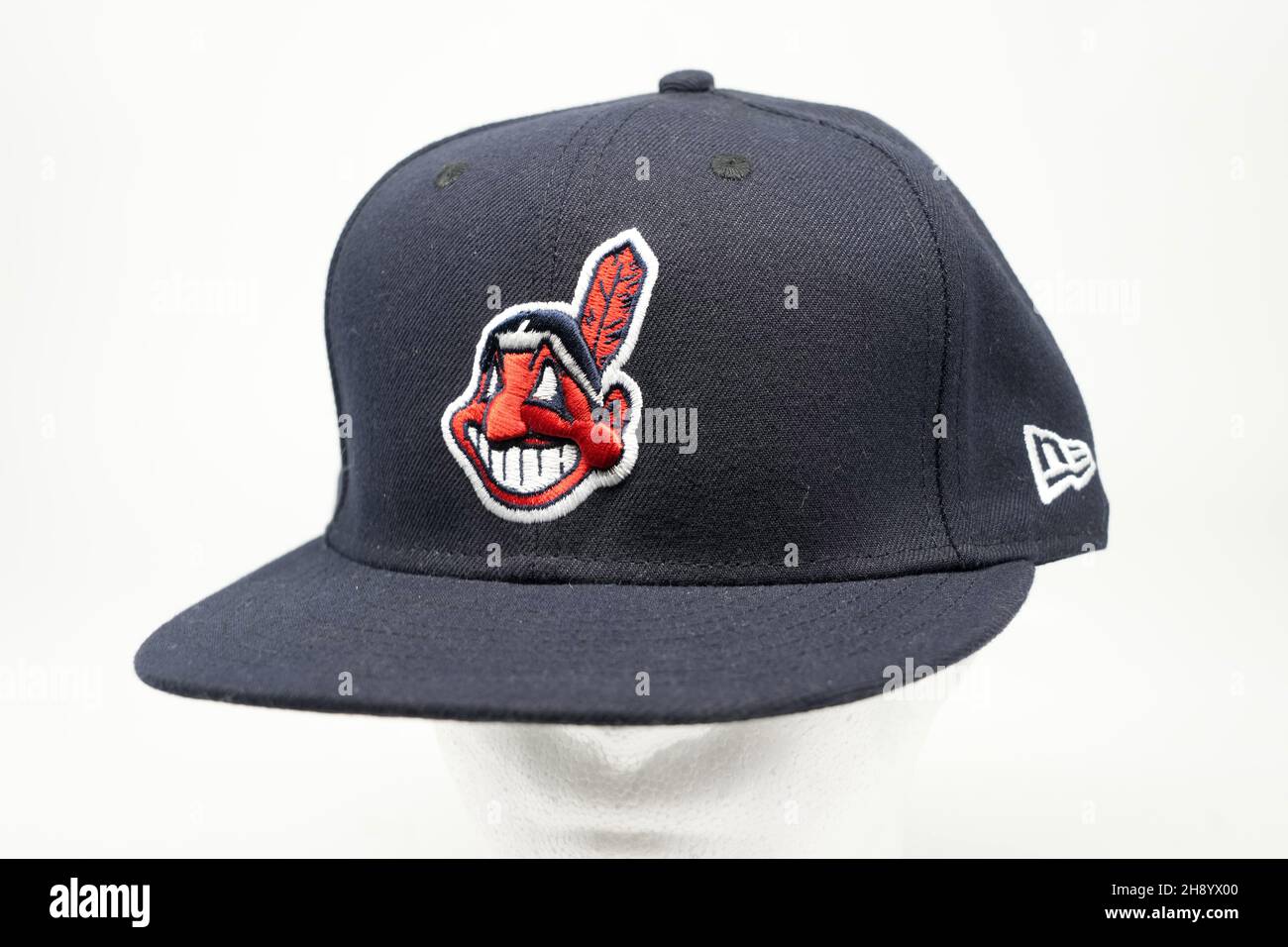 Eine Baseballmütze der Cleveland Indians mit einem Chief Wahoo Logo, Donnerstag, 2. Dezember 2021. Das Maskottchen-Logo wurde von 1951 bis 2018 von den Indianern (Guardians) verwendet. Stockfoto