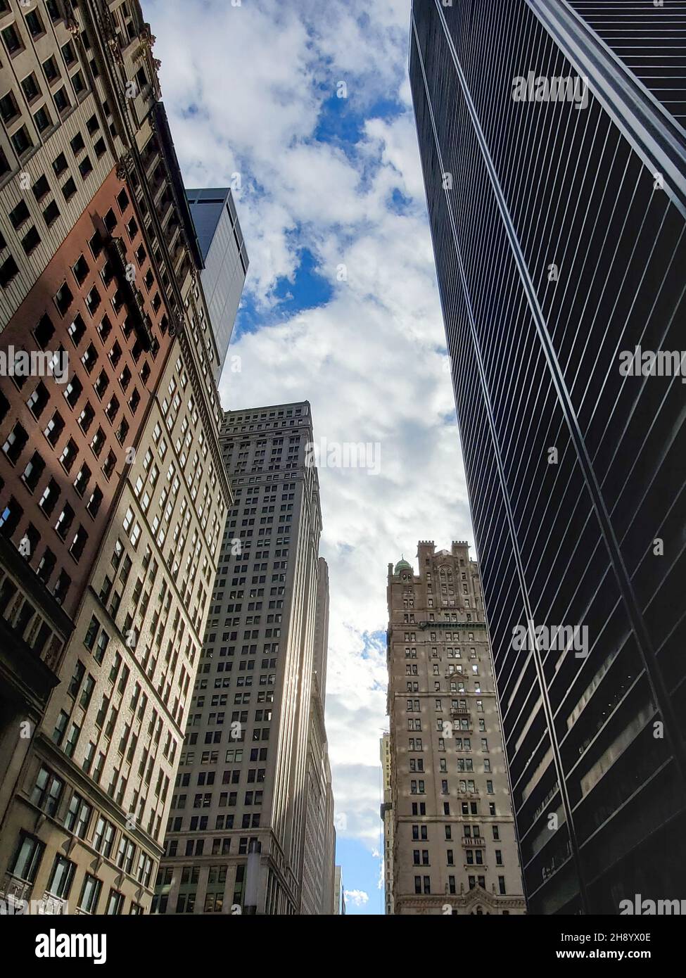 Blick auf die hohen Gebäude am Broadway in der Innenstadt von Manhattan, New York City NYC Stockfoto