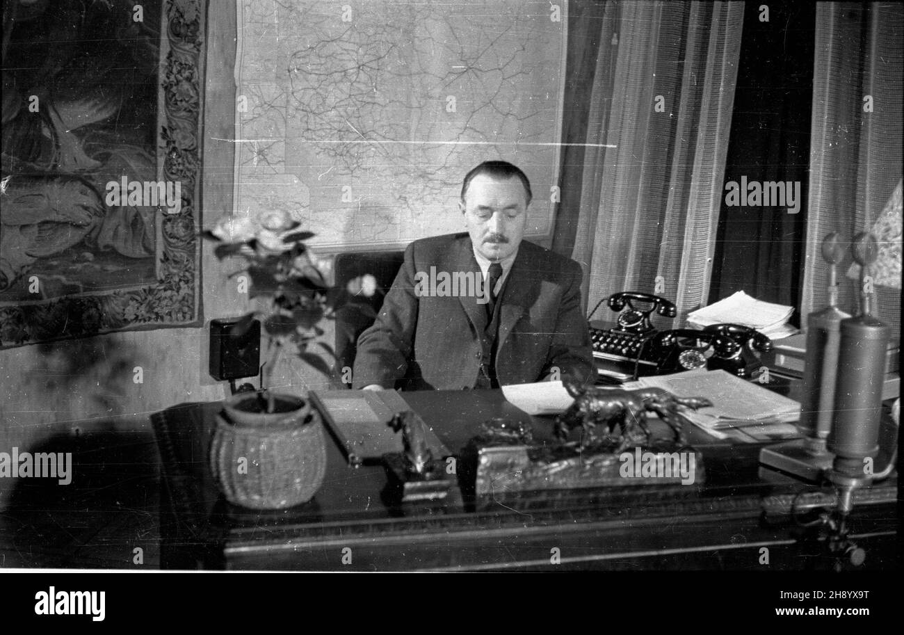Warszawa, 1946-12-01. Prezydent Boles³aw Bierut przed kamer¹ Polskiej Kroniki Filmowej w swoim gabinecie w Belwederze. po/ms PAP/Jerzy Baranowski Dok³adny dzieñ wydarzenia nieustalony. Warschau, 1. Dezember 1946. Präsident Boleslaw Bierut vor einer polnischen Newsreel-Kamera in seinem Büro im Schloss Belvedere. po/ms PAP/Jerzy Baranowski Stockfoto