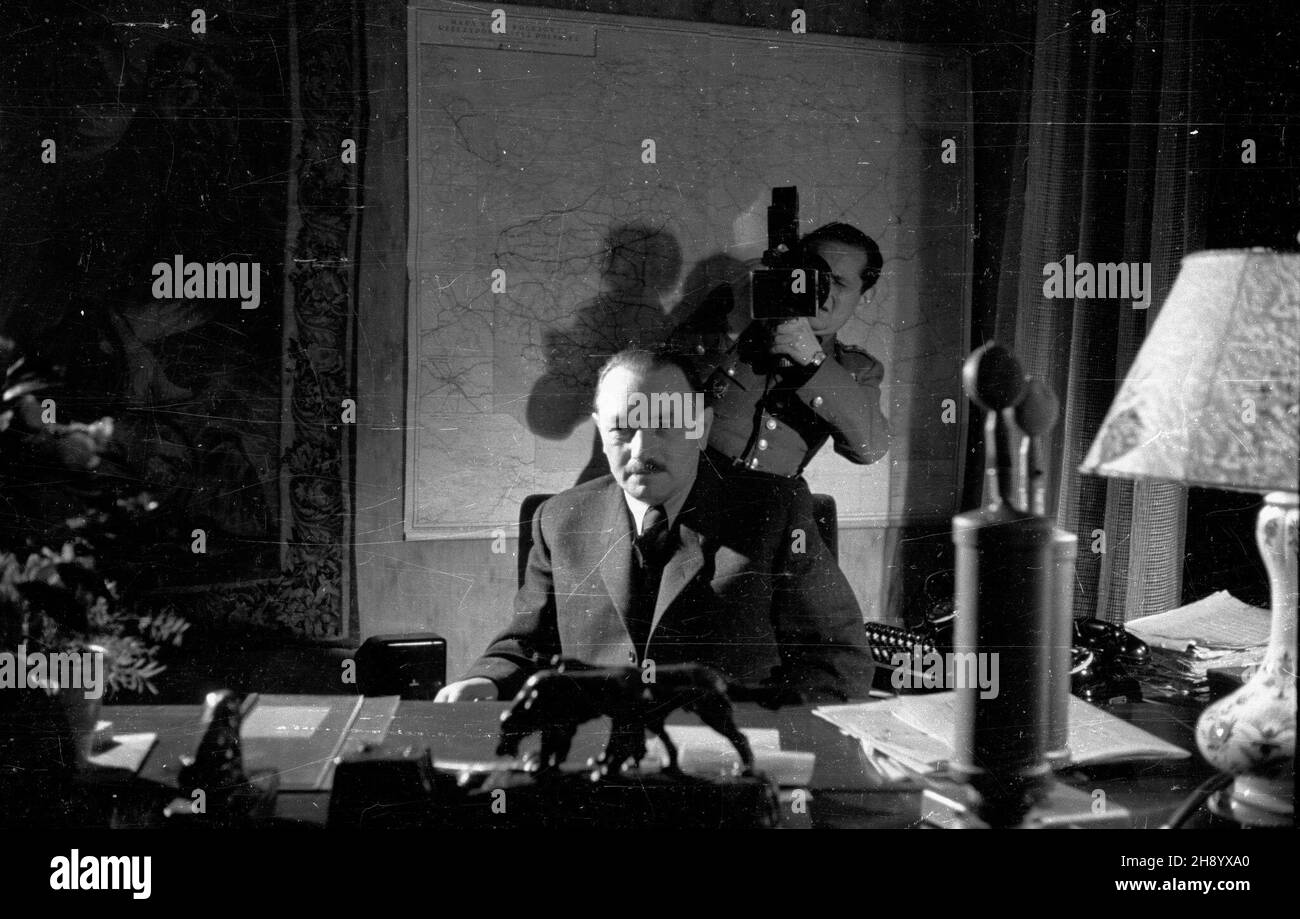 Warszawa, 1946-12-01. Prezydent Boles³aw Bierut przed kamer¹ Polskiej Kroniki Filmowej w swoim gabinecie w Belwederze. po/ms PAP/Jerzy Baranowski Dok³adny dzieñ wydarzenia nieustalony. Warschau, 1. Dezember 1946. Präsident Boleslaw Bierut vor einer polnischen Newsreel-Kamera in seinem Büro im Schloss Belvedere. po/ms PAP/Jerzy Baranowski Stockfoto
