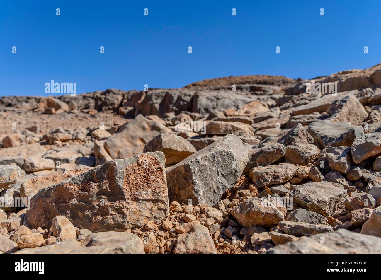 Sijilmasa, Tafilalt, USA. 9th. November 2021. Gara Medouar, auch bekannt als Jebel Mudawwar, Gara Mdouar oder Mdoura ist eine hufeisenförmige geologische Formation in der Nähe von Sijilmasa, Marokko. (Bild: © Walter G Arce SR Grindstone Medi/ASP über ZUMA Press Wire) Stockfoto