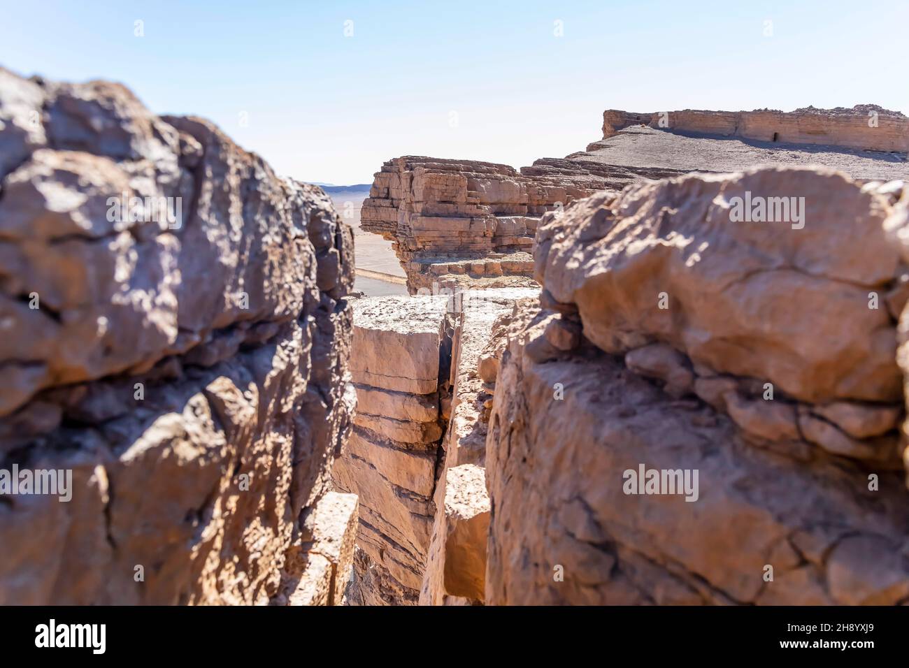 Sijilmasa, Tafilalt, USA. 9th. November 2021. Gara Medouar, auch bekannt als Jebel Mudawwar, Gara Mdouar oder Mdoura ist eine hufeisenförmige geologische Formation in der Nähe von Sijilmasa, Marokko. (Bild: © Walter G Arce SR Grindstone Medi/ASP über ZUMA Press Wire) Stockfoto