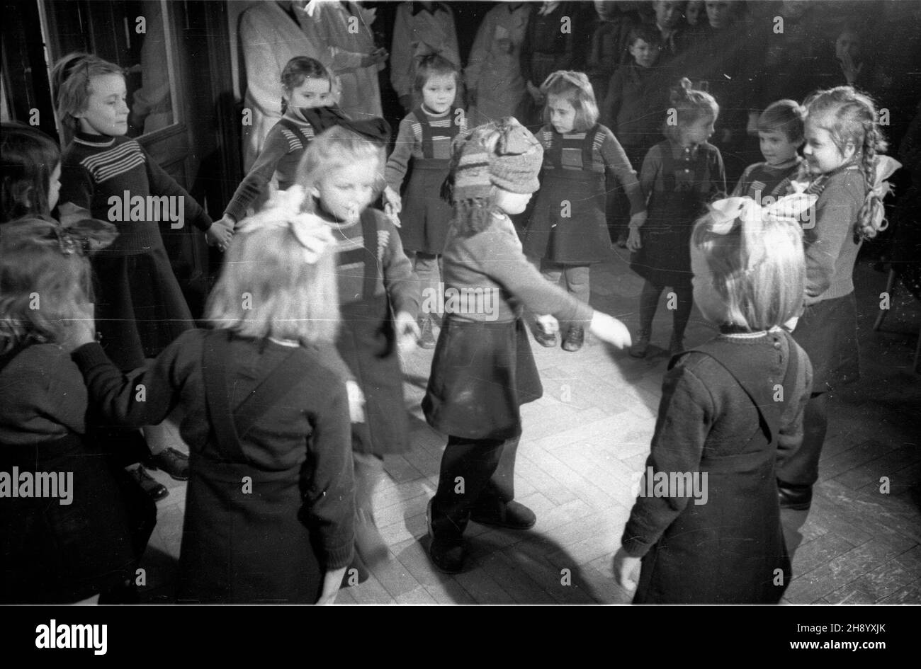 Warszawa, 1946-12. Wizyta w Pañstwowym Domu Dziecka przy ul. Nowogrodzkiej przedstawicieli Generalnej Dyrekcji Organizacji Narodów Zjednoczonych do Spraw Pomocy i Odbudowy (UNRRA, United Nations Relief and Rehabilitation Administration). NZ. Zabawa w ciuciubabkê. mb PAP/Stanis³aw Urbanowicz Dok³adny dzieñ wydarzenia nieustalony. Lodz, Dez. 1946. Besuch von Vertretern der Generaldirektion der Hilfsverwaltung der Vereinten Nationen (UNRRA) im staatlichen Kinderheim in der Nowogrodzka-Straße. Im Bild: Spielen des Blinden-Buffs. mb PAP/Stanislaw Urbanowicz Stockfoto