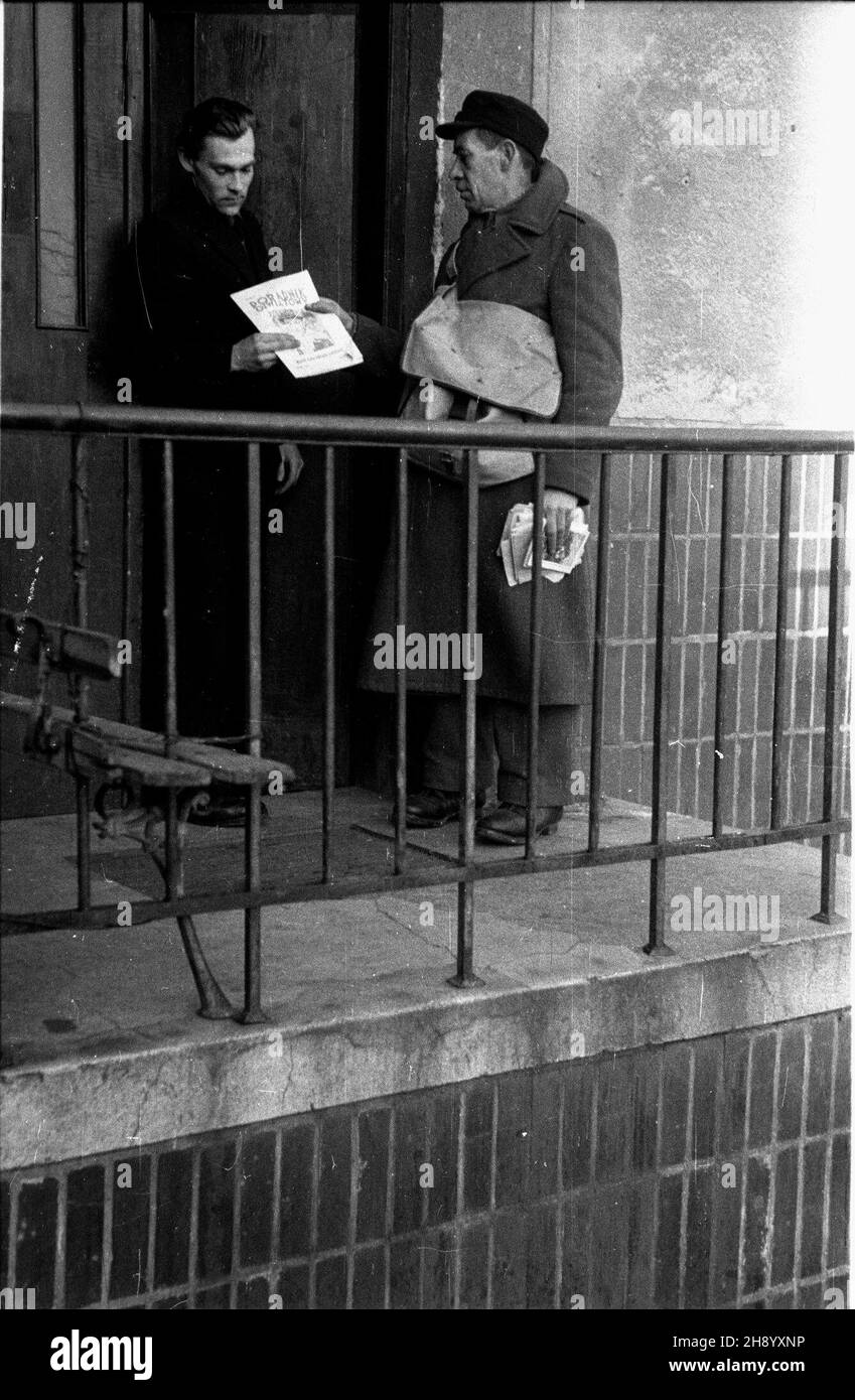 Warszawa, 1946-12. Prenumerator odbiera od listonosza nowy numer Poradnika Oœwiatowego. ka PAP Dok³adny dzieñ wydarzenia nieustalony. Warschau, Dezember 1946. Ein Abonnent nimmt einem Postboten eine neue Ausgabe des Educational Guide. ka PAP Stockfoto