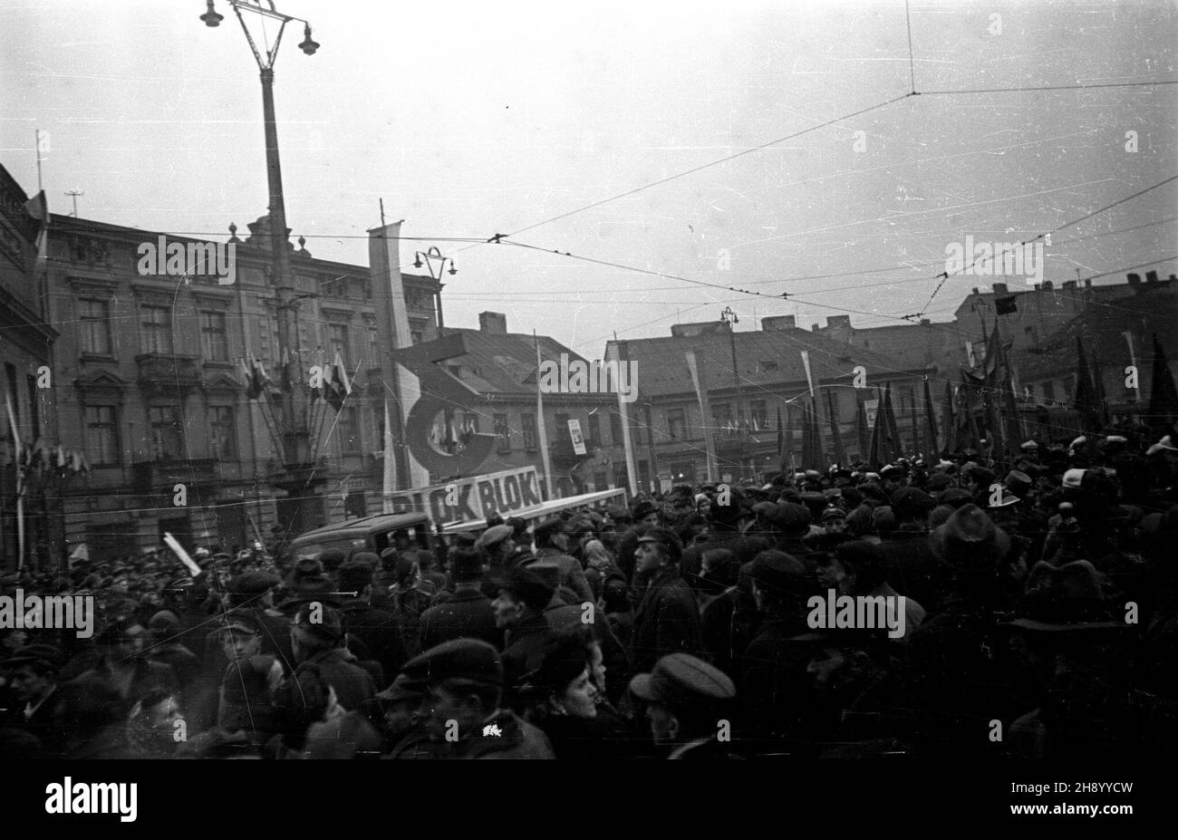 £ódŸ, 1947-01. Akcja propagandowa przed wyborami do Sejmu Ustawodawczego. NZ.manifacja na pl. Wolnoœci. bb/gr PAP Lodz, Januar 1947. Eine Propagandakampagne vor den Wahlen zum Parlament. Im Bild: Eine Demonstration auf dem Wolnosci (Freedom) Square. bb/gr PAP Stockfoto