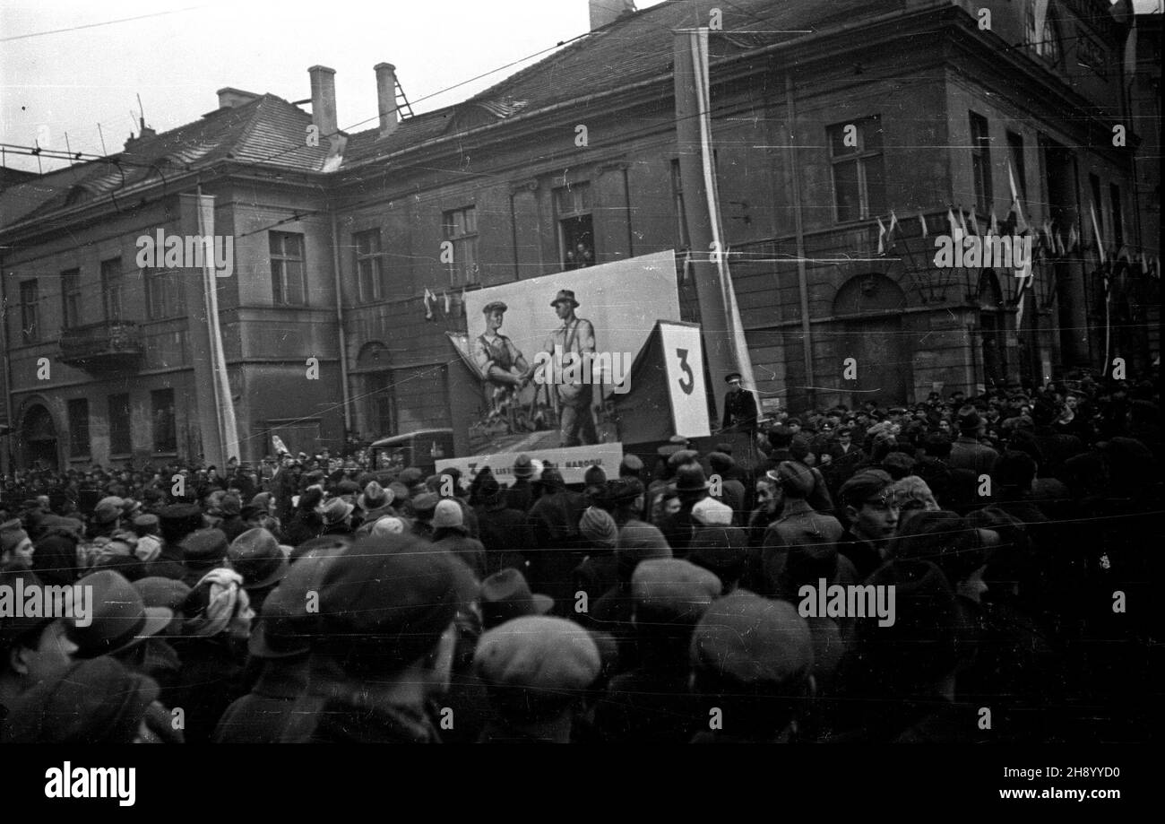 £ódŸ, 1947-01. Akcja propagandowa przed wyborami do Sejmu Ustawodawczego. NZ.manifacja na pl. Wolnoœci. bb/gr PAP Lodz, Januar 1947. Eine Propagandakampagne vor den Wahlen zum Parlament. Im Bild: Eine Demonstration auf dem Wolnosci (Freedom) Square. bb/gr PAP Stockfoto