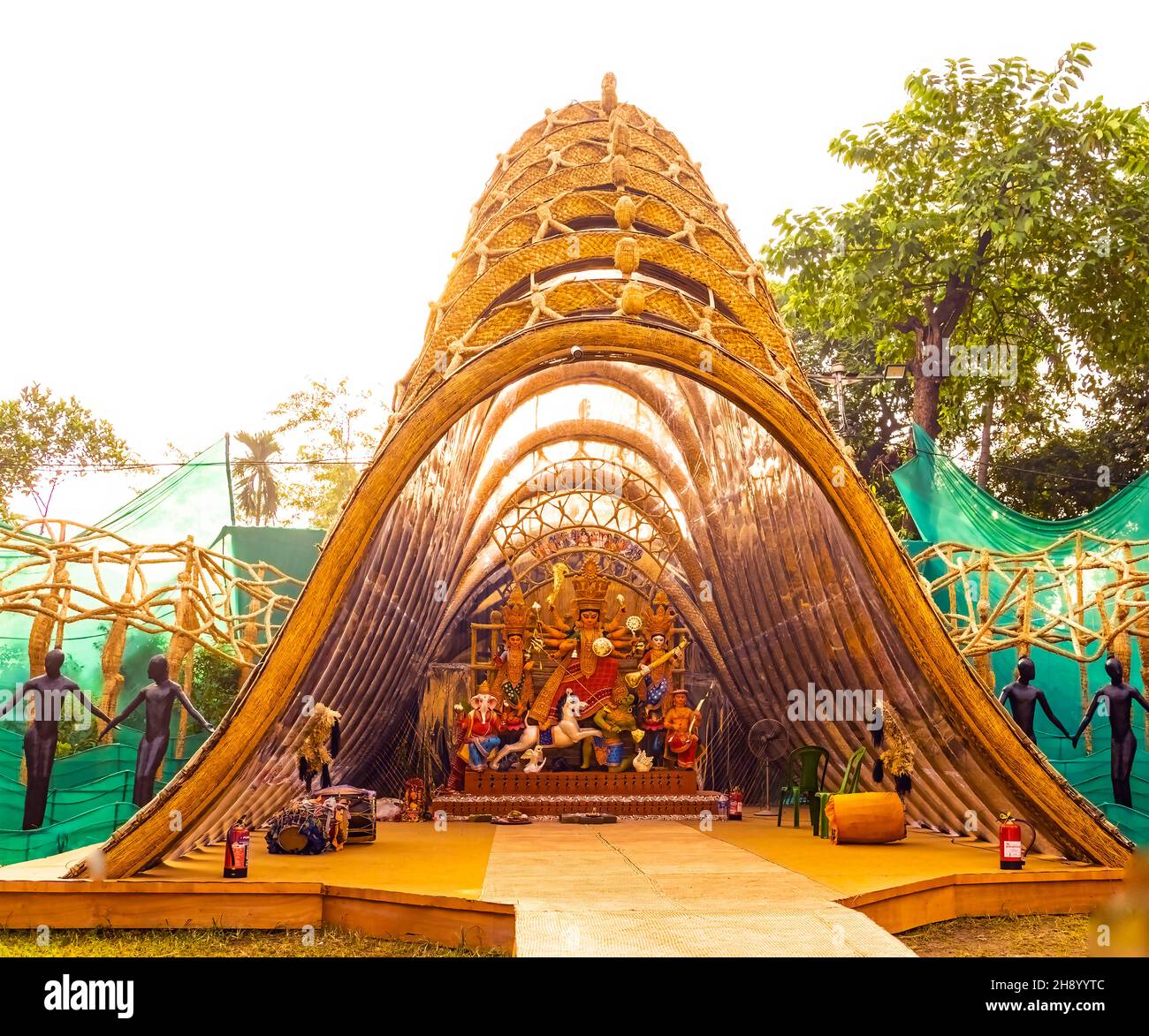 Kalkutta,Jagat Mukherjee Park,2021 Öffentliches Durga Puja,Thema mit Modernität,Mischung,in poetischen Kurven,Indien. Stockfoto