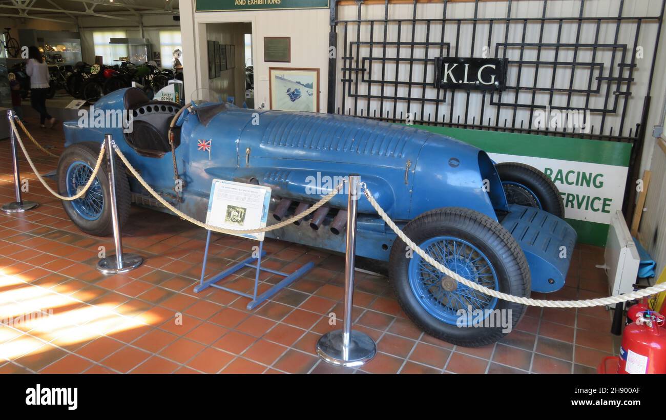 Eine Nachbildung des Napier-Campbell Blue Bird aus dem Jahr 1927, einem von Malcolm Campbell gefahrenen Land-Speed-Rekordwagen im Brooklands Museum UK Stockfoto