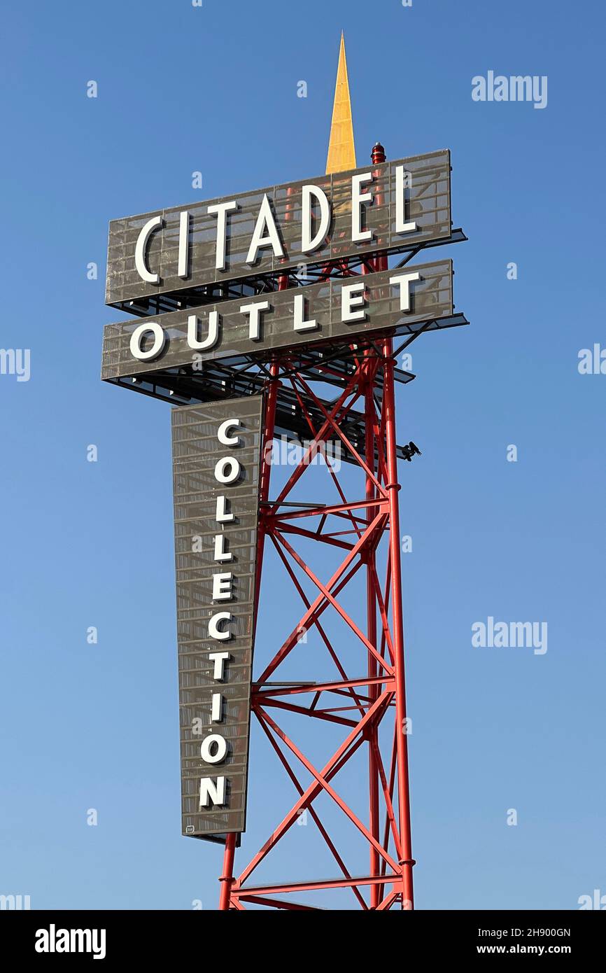 Das Schild Citadel Outlets ist am Donnerstag, den 2. Dezember 2021, in Los Angeles zu sehen. Stockfoto
